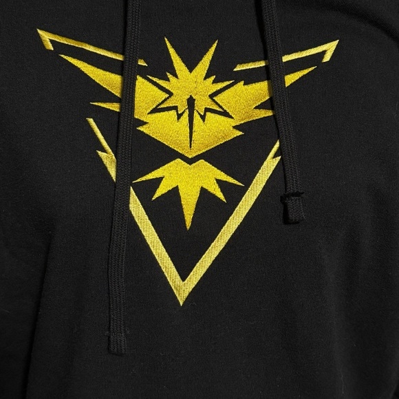 Pokémon GO Team Instinct Hoodie – Official Pokémon Center – Size M Zapdos - Picture 2 of 6